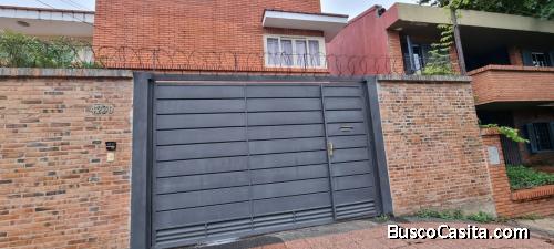 Alquilo casa con patio