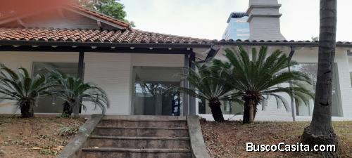 En Alquiler Salon para Oficina. Av. Mariscal López. 