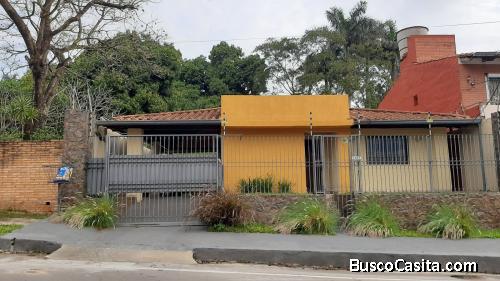 VENDO CASA EN VILLA ADELA LUQUE EXCELENTE UBICACION