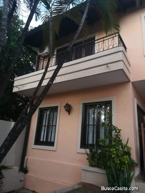 AMPLIA CASA ZONA AVDA. PERÓN Y FELIX BOGADO