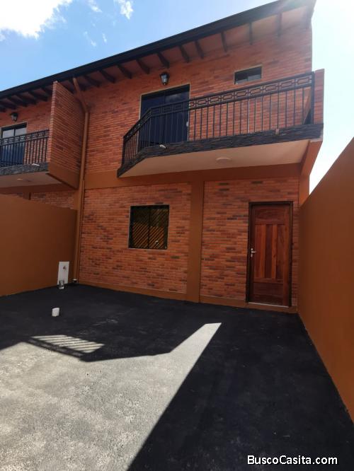 VENDO HERMOSO DUPLEX EN FDO DE LA MORA ZONA SUR 
