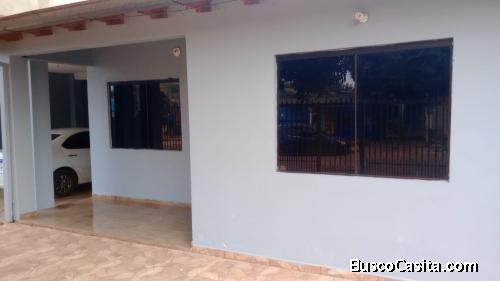 Alquilo hermosa y amplia casa, con patio compartido por una persona