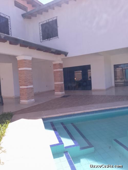 Se Alquila Casa de 500 m2 con piscina