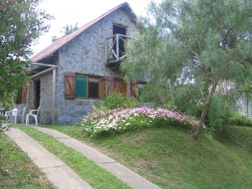 LA PEDRERA , alquilo hermosa cabaña de piedra a mts.del mar.