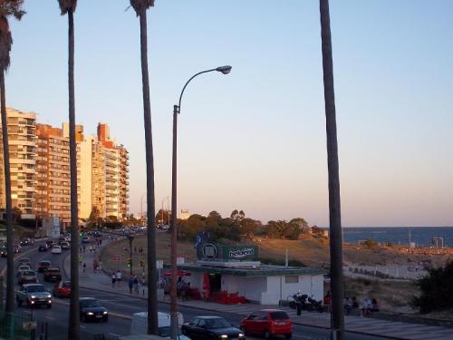Apartamento en Rambla Rep. de Chile con vista al mar