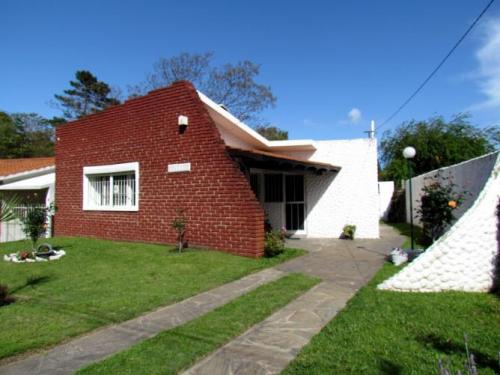 Espectacular propiedad villa argentina sur a metros del mar con apto al fondo, salida a 2 calles