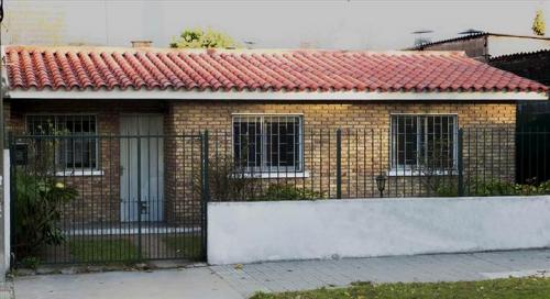 DUEÑO vende chalet proximo Montevideo Shopping Center