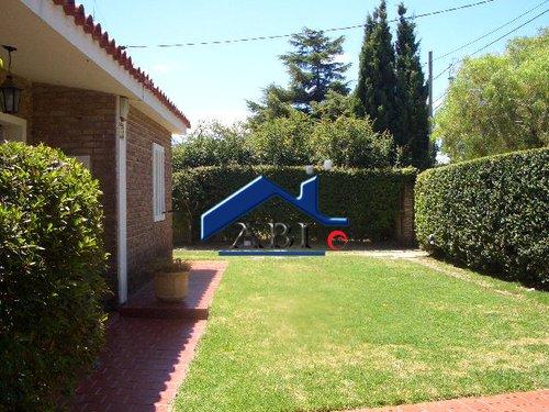 LINDA CASA de 3 dormitorios, cuarto de servicio y jardín grande, Montevideo