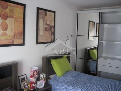 Impecable y luminoso semipiso con cochera fija, tres baños y tres balcones