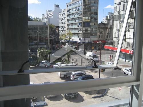 CORDÓN SUR: Estudio en el 2° piso al frente con vista depejada y cochera fija - OF 006 AL