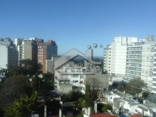 PARQUE RODÓ: Luminoso 9° piso al frente con vista despejada al Río de la Plata - AP 299