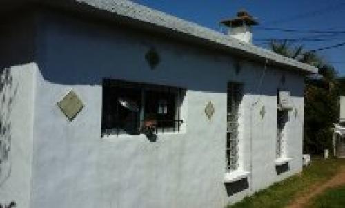 VENDO CASA EN MALDONADO. SE ESCUCHAN OFERTAS.