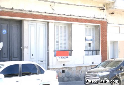 Inmejorable ubicación, buena construcción, 3 dormitorios, altilto, 3 cuadras de la Universidad.