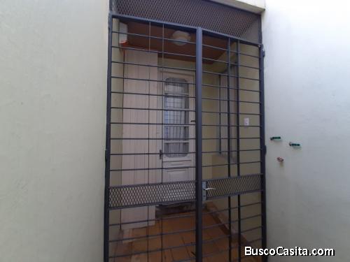 VENDO EXCELENTE PROPIEDAD EN EL CENTRO DE SAN JOSE DE MAYO SOBRE PEATONAL.