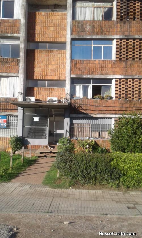 Cómodo apartamento de 2 dormitorios en Las Piedras a 6 cuadras de la plaza, con ómnibus en la puerta