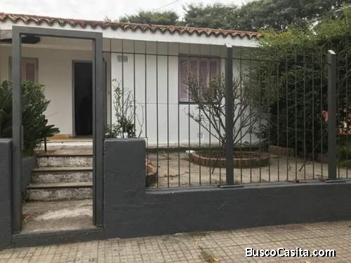 Casa 2 dorm, patio con parillero, jardin, entrada auto, a 2 cuadras Antel Arena