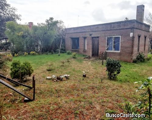 Venta de casa en Pinamar 2 dormitorios, jardín, fondo.