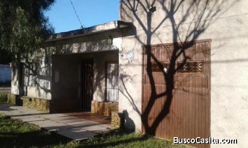 Venta de casa en El Pinar 2 dormitorios jardín fondo garage