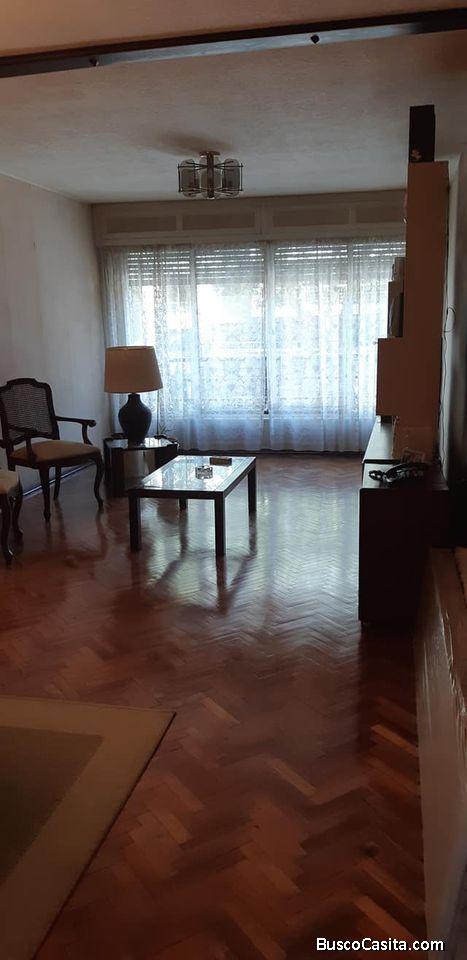 Venta de apartamento 3 dormitorios y servicio en Pocitos. ( Sarmiento casi 21)