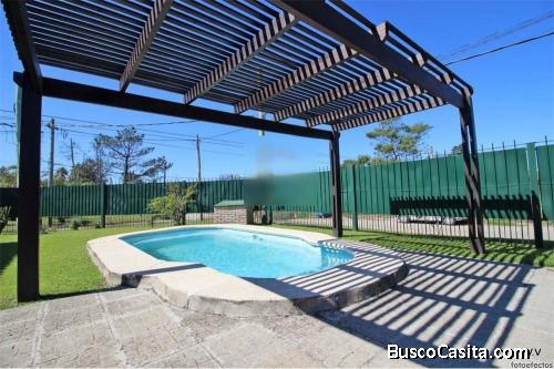 Casa en Venta con Piscina en Salinas.