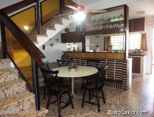 EXCELENTE Y FUNCIONAL CASA EN LA MEJOR ZONA DEL BARRIO COLÓN.