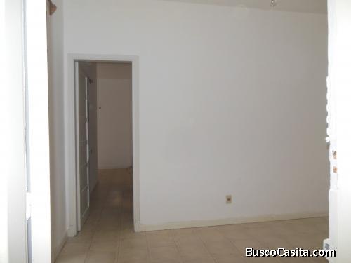 Dueña vende apartamento céntrico. Ideal para inversor.