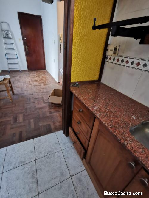 dueño vende apartamento luminoso, con parrillero