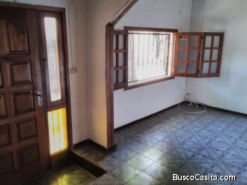 Apto independiente de un dormitorio, baño y cocina. Ideal persona sola o pareja sin hijos.