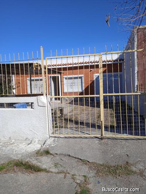 DUEÑO ALQUILA CASA DE UN DORMITORIO CON COCHERA EN COLON CERCA DEL CENTRO COMERCIAL. IMPECABLE ESTAD
