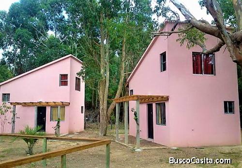 VENTA DE CASA RURAL Y TRES CABAÑAS EN LOTE DE 1600 MTS. EN LA ESMERALDA