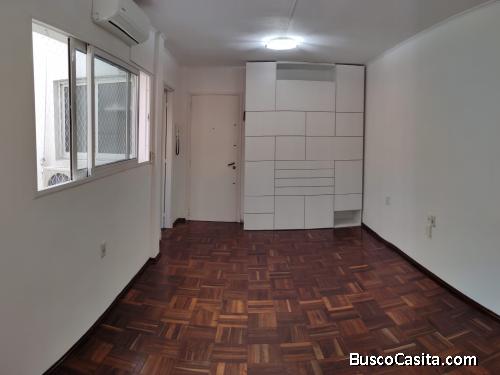Apartamento De 2 Dormitorios En Barrio Centro-sur A Metros De La Rambla. Trato Directo Con El Dueño