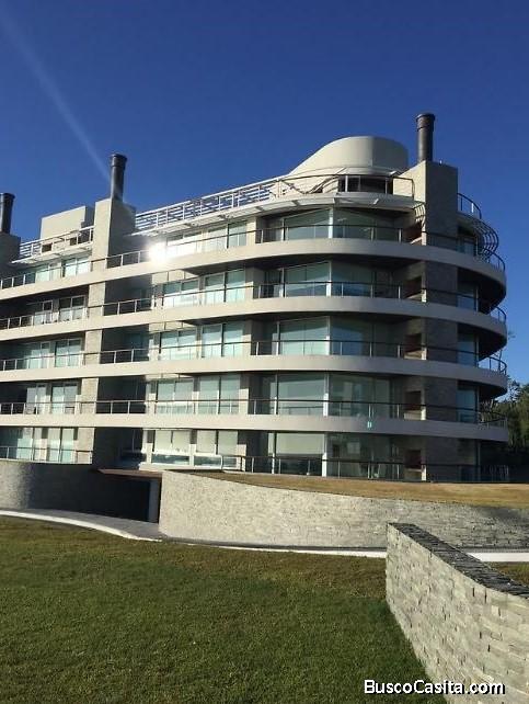 Confortable apartamento a estrenar frente al mar en Playa Mansa de Punta del Este.