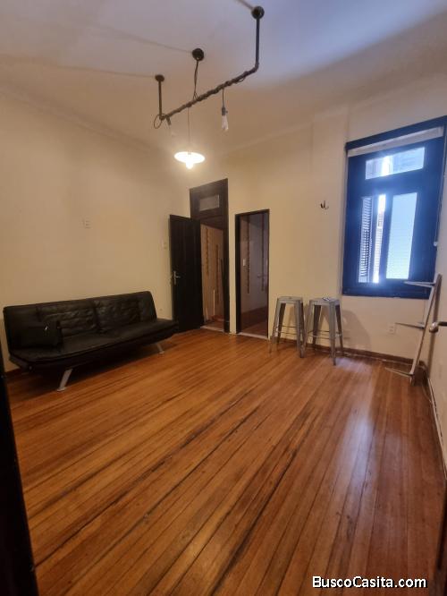 Apartamento en alquiler palacio Salvo ideal oficina o para vivienda,  son 20 mts, piso 3 solo anual 