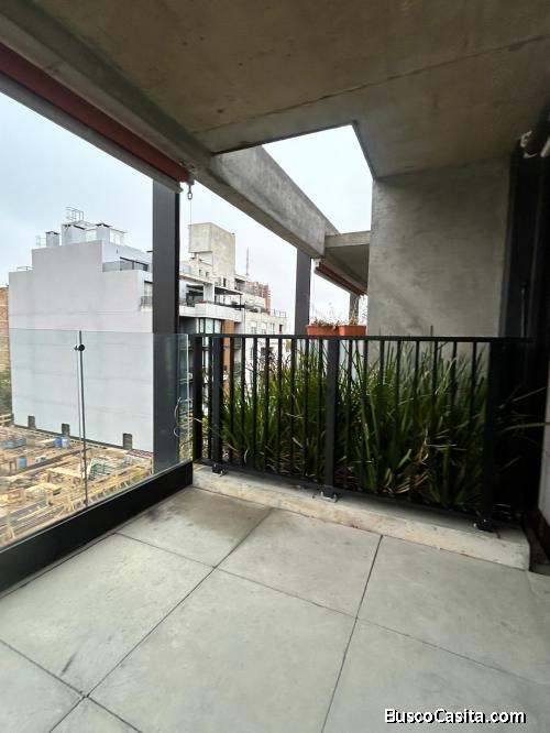 Hermoso apartamento, impecable, en piso alto.