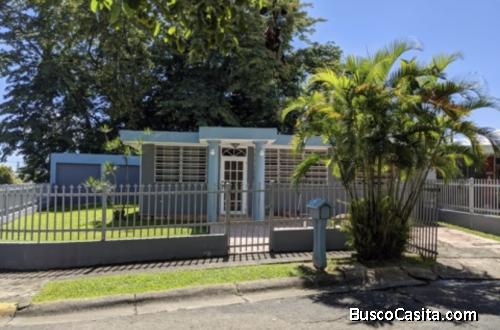 Casa de esquina con mucho patio