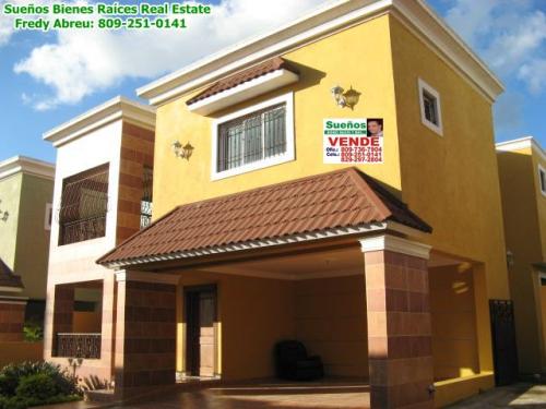 Sueños Bienes Raíces Real Estate Vende Elegante Casa por la 27 Febrero, Santiago, Rep. Dom. (Eugeni. D2)