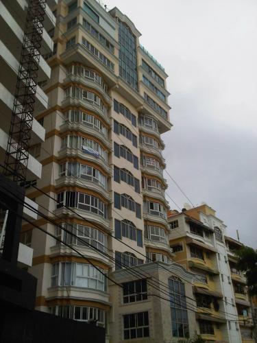 Alquilo en Los Cacicazgos con 320 metros de const.
