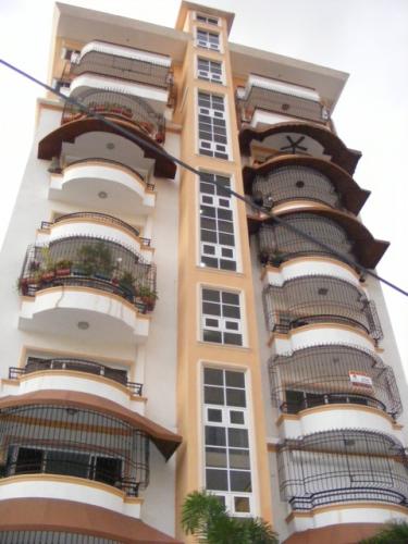 Vendo en Evaristo Morales con 235 metros de const.