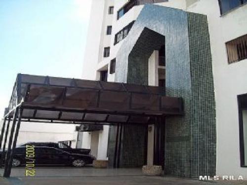 Vendo en Evaristo Morales con 842 metros de const.