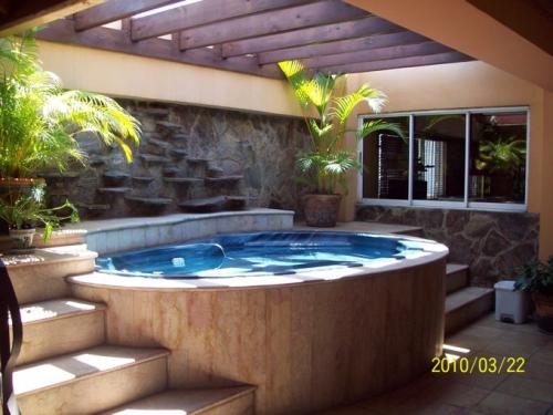 Vendo en Bella Vista con 360 metros de const.