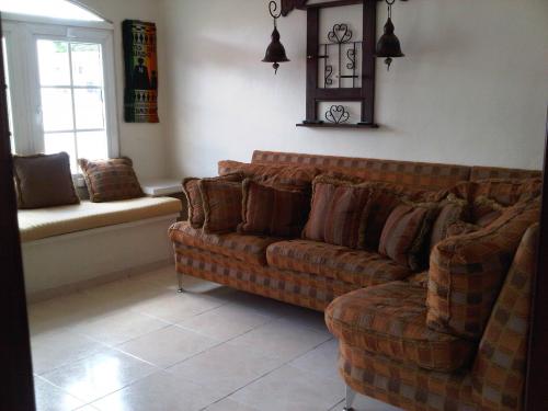 Alquilo casa proyecto cerrado en Arroyo Hondo, con 250 metros de const.