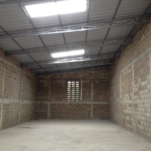 Alquilo Nave de 250 m2 próximo a puerto Cuacedo