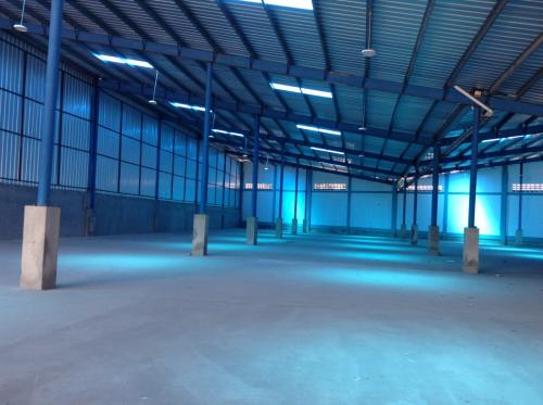 Alquilo Nave de 2.100 m2 próximo Autopista Duarte