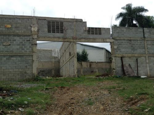 Vendo solar de 847 m2 con 2 Naves en construcción próximo Autopista Duarte
