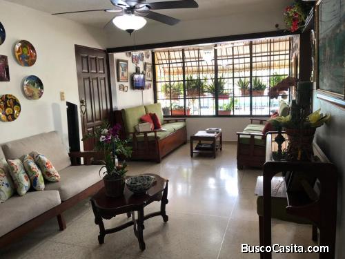 En venta apartamento en sector Los Prados