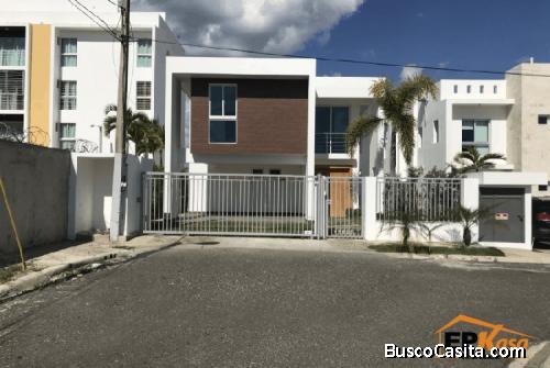 Casa de venta en Residencial Cerrado en Santiago.  JNC-109