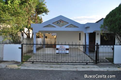 Casa en venta en residencial cerrado en Gurabo.  JNC-102