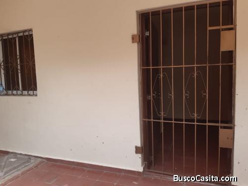Acogedora casa en buen estado con tres habitaciones próxima a la Av. Correa y Cidrón