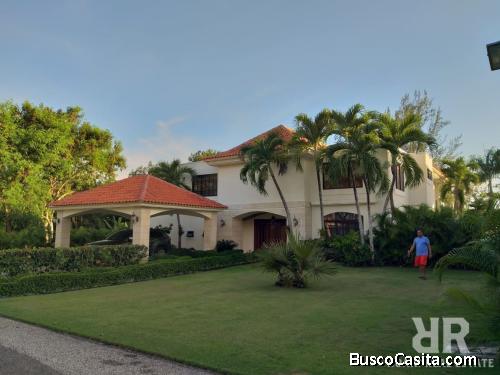 VILLA DE VENTA EN METRO COUNTRY CLUB JUAN DOLIO