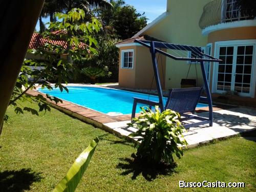 Propietario vende villa de 2 niveles con Jardín